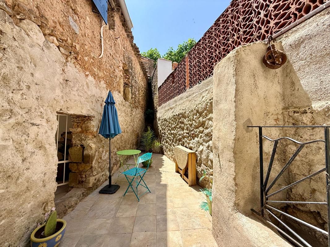 PUISSERGUIER Maison avec appartement, garage et cour à Puisserguier 1