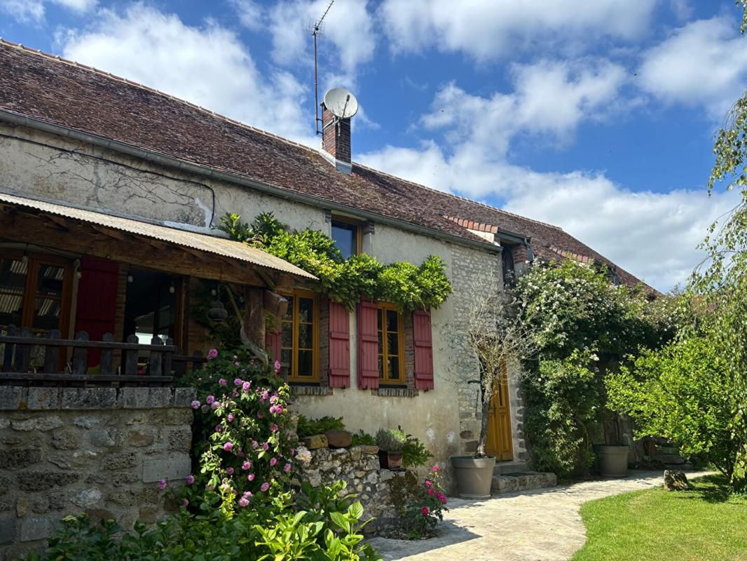 MAISON-ROUGE TRES BELLE LONGERE 1