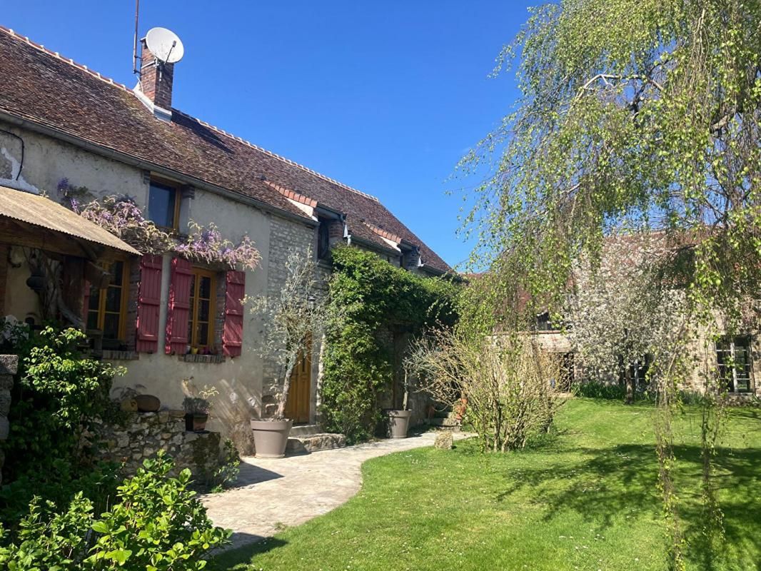 MAISON-ROUGE TRES BELLE LONGERE 2