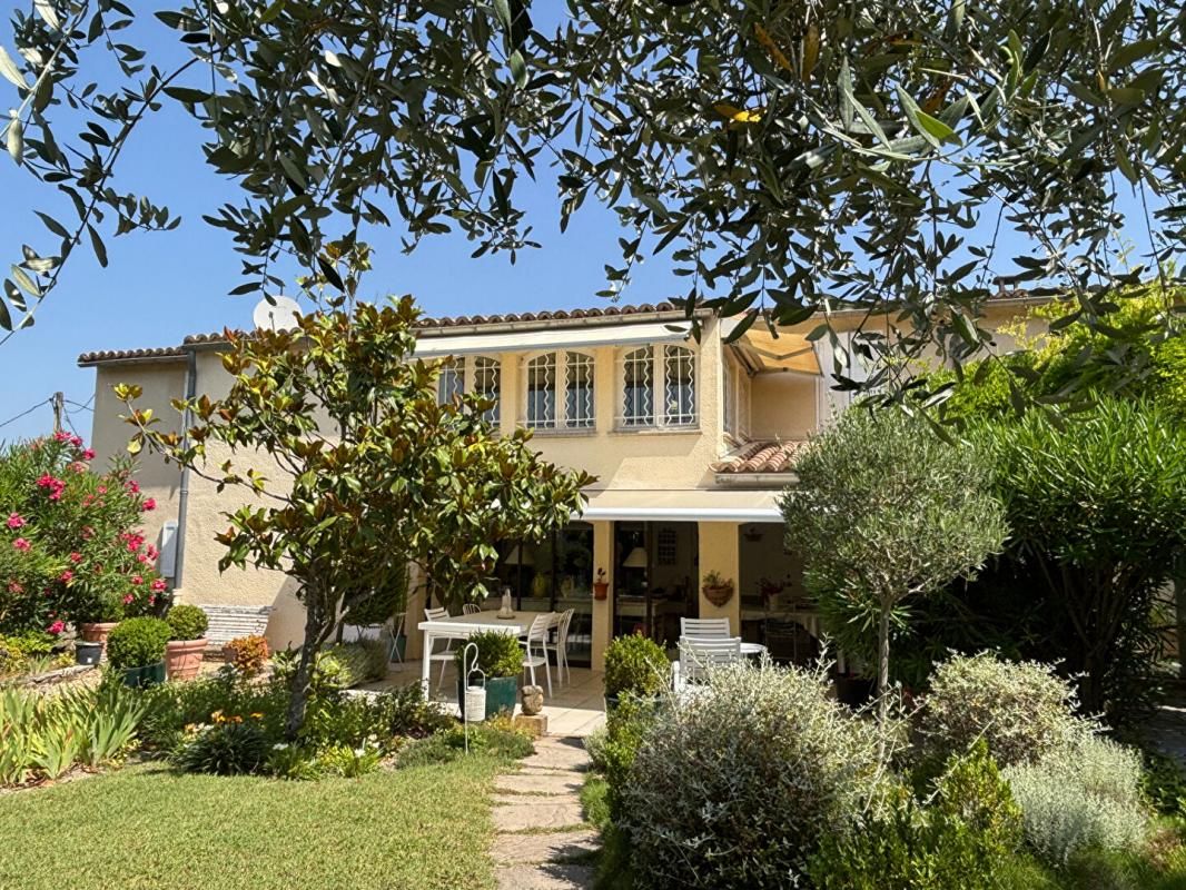 À Uzès, une maison au charme singulier dans un écrin de nature