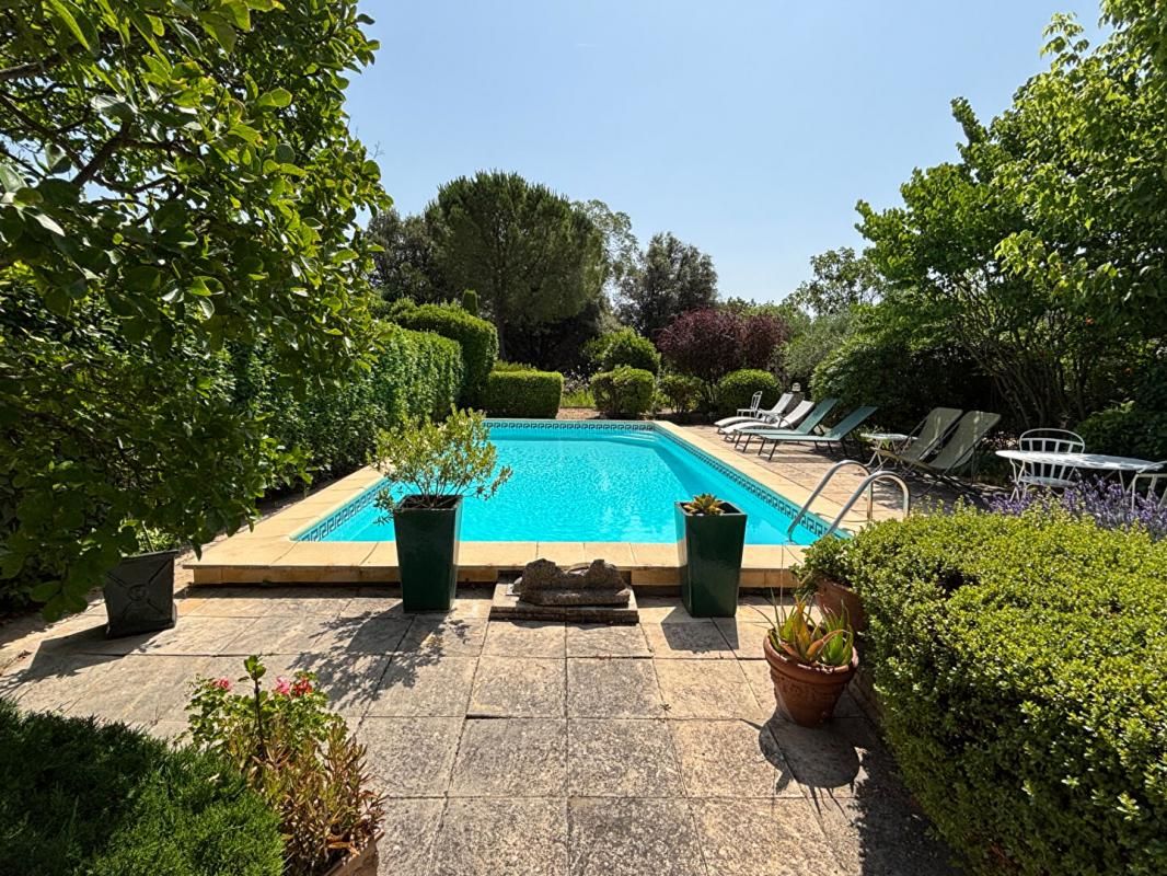 UZES À Uzès, une maison au charme singulier dans un écrin de nature 2