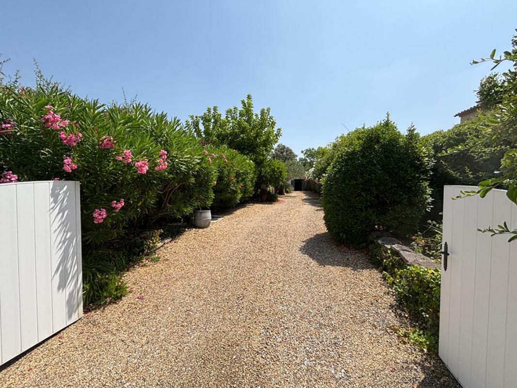 UZES À Uzès, une maison au charme singulier dans un écrin de nature 4