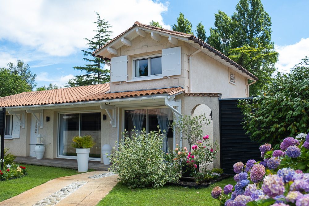 MERIGNAC  MAGNIFIQUE MAISON FAMILIALE AVEC 4 CHAMBRES  JARDIN ET GRANDE PISCINE