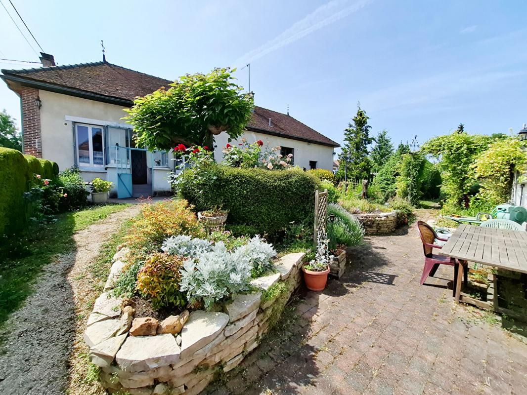 LUSIGNY-SUR-BARSE Ensemble immobilier de deux maisons, cadre verdoyant proche de Lusigny-sur-Barse 1