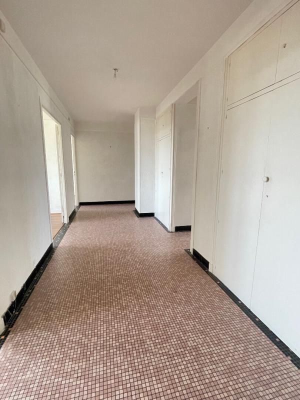 VERNEUIL-SUR-AVRE Grand T5 110m² lumineux Centre de Verneuil 2 parkings privés 3