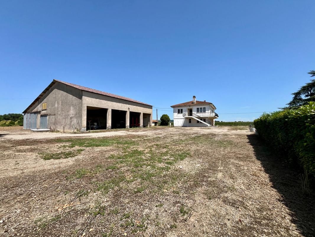 SAUVETERRE-SAINT-DENIS Maison T6 de 181.68 m² et Dépendances de 450 m² 2