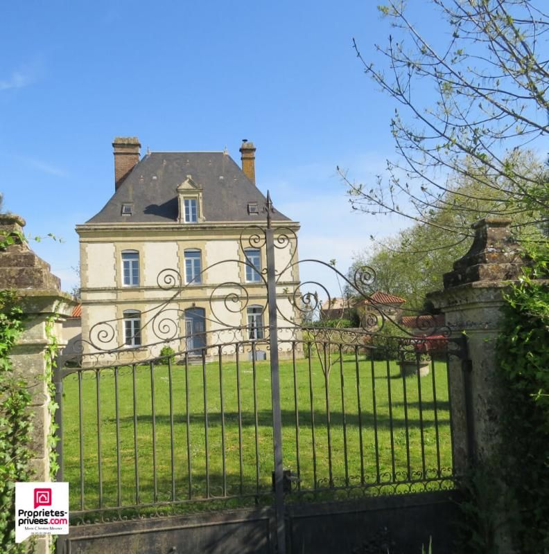 FOUSSAIS-PAYRE Elégante maison XIX d'une petite cité de caractère 1