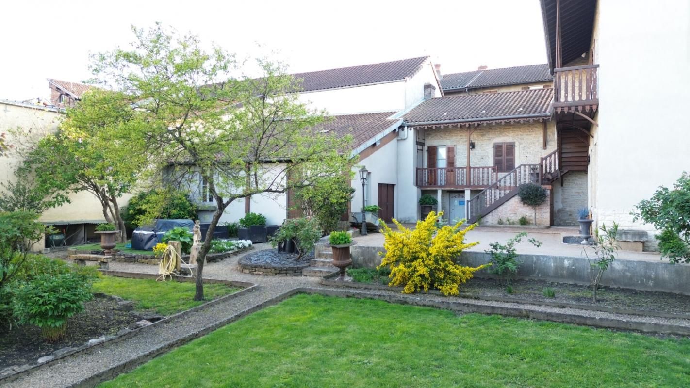 BOURG-EN-BRESSE Maison de caractère en pierres Bourg En Bresse 200 m2 2