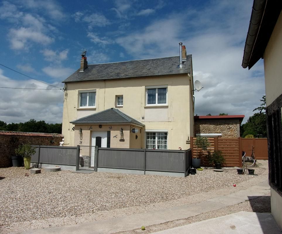 Pacy-sur- Eure : ensemble de deux maisons et dépendances sur 6143m² de terrain