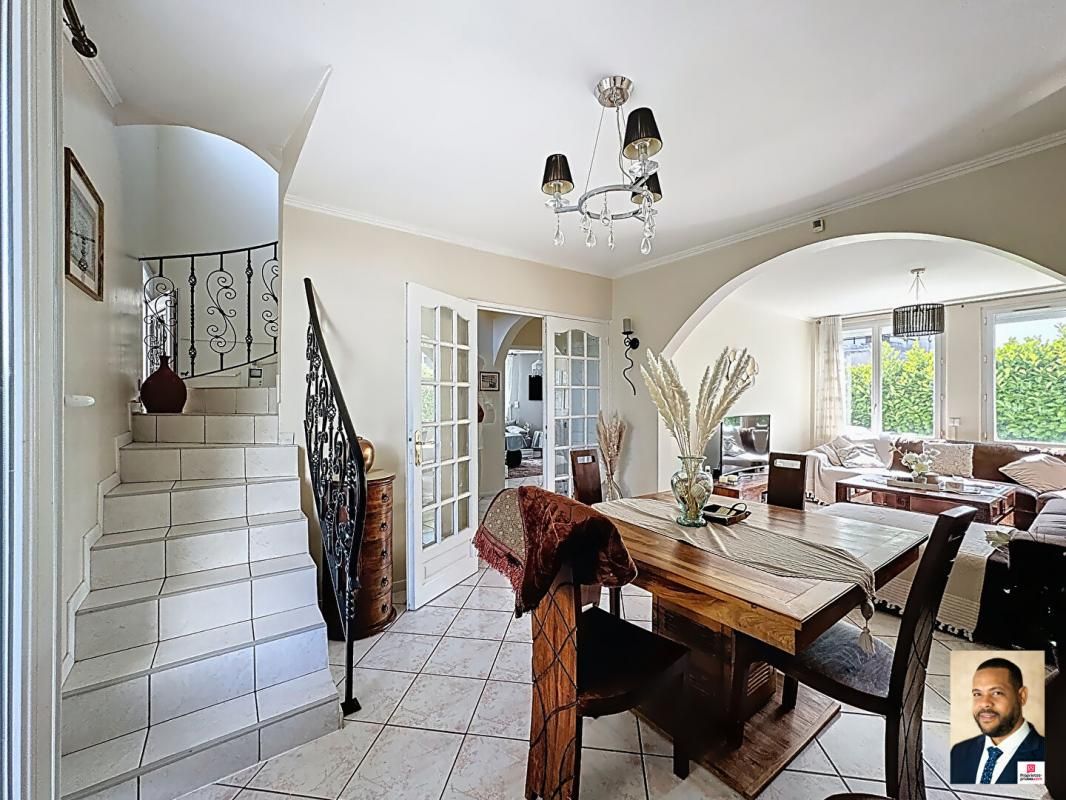 ATHIS-MONS Maison familiale rénovée, 5 chambres -7 pièces- 369 m² de terrain 3