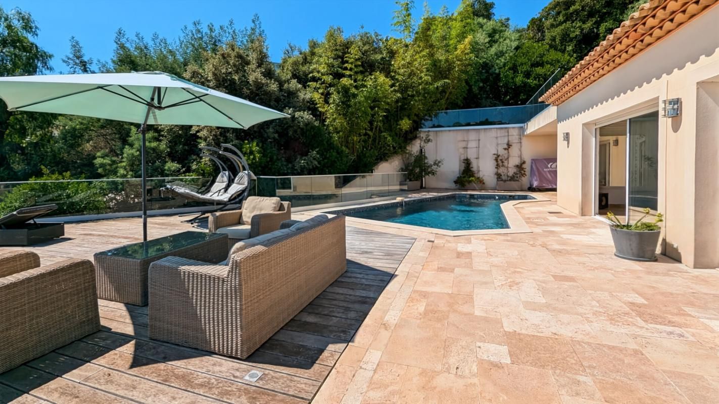 ROQUEBRUNE-SUR-ARGENS Maison Roquebrune Sur Argens 6 pièce(s) 227m2 2