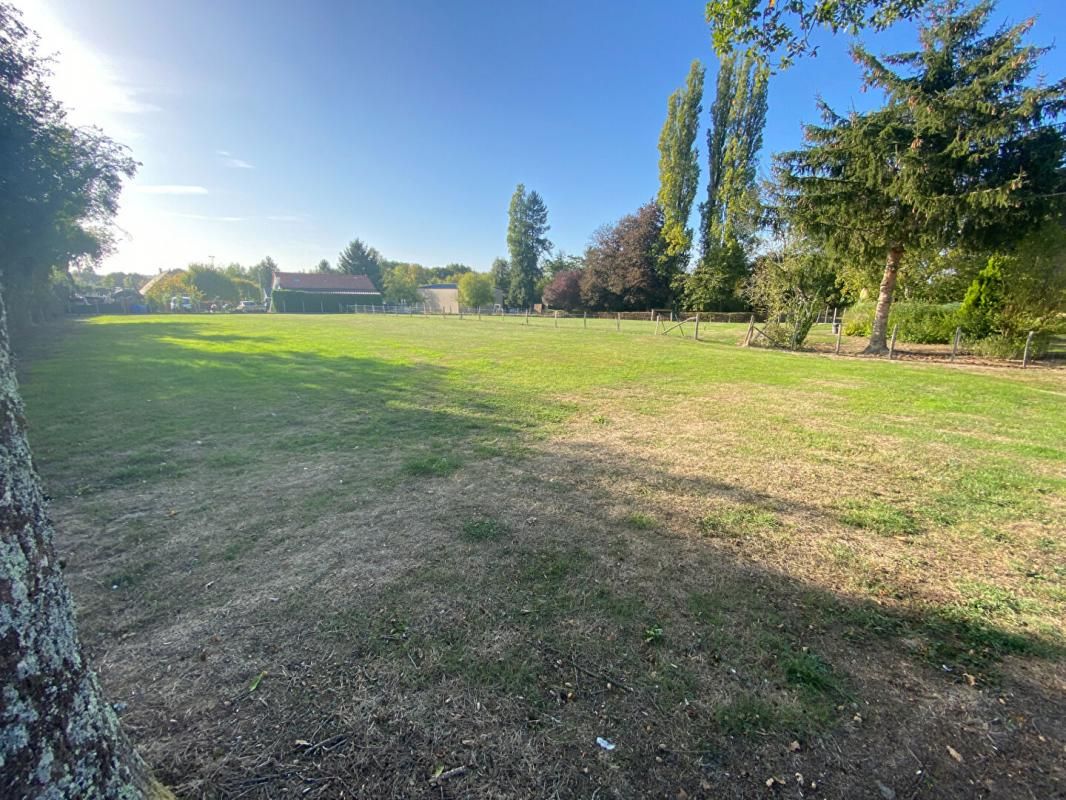 NEVERS 7 KM DE NEVERS - TERRAIN 1800 M2 1