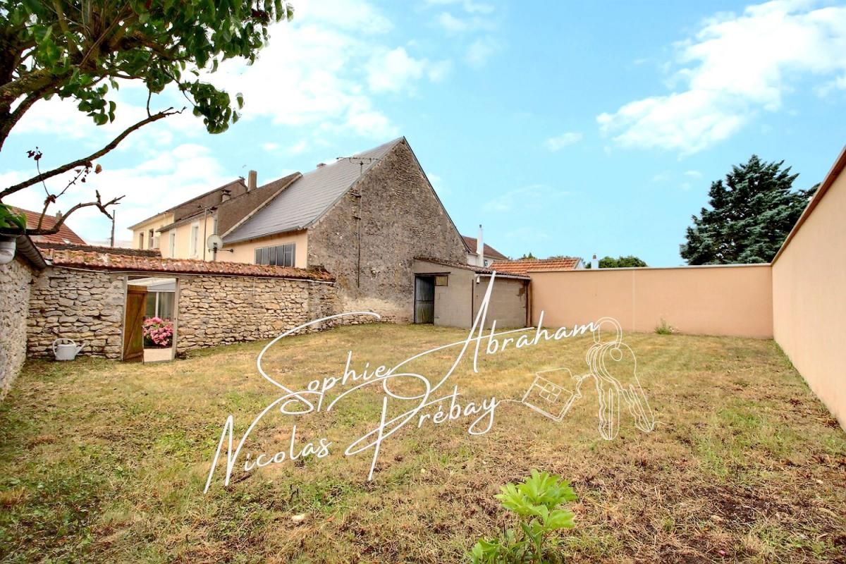 ANGERVILLE Maison de 5 pièces avec cour, jardin et dépendances 2