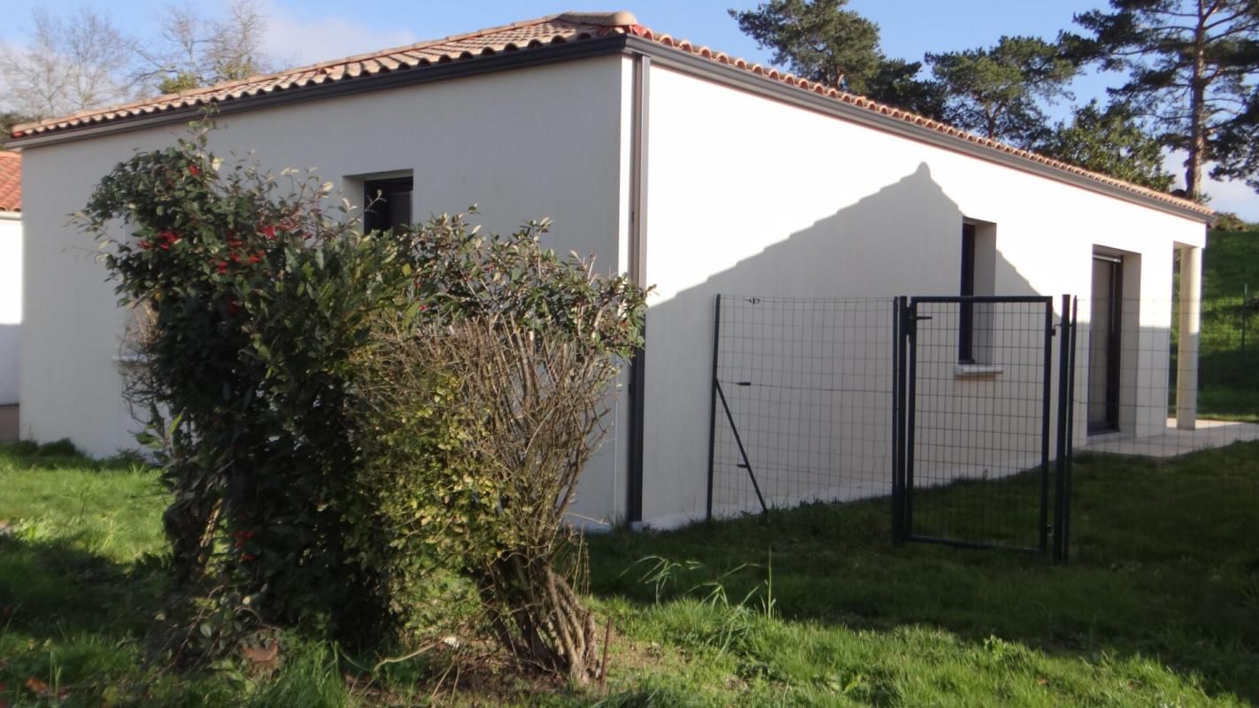 GORGES Maison Gorges 4 P . 3 Chs . 1 Garage . 96.33 M² . T 413 M² . Accessible PMR. Terrasse 3