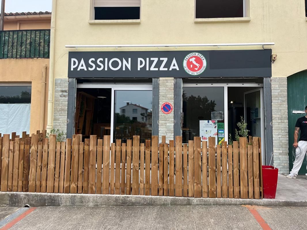 SAINT-CYPRIEN Saint Cyprien Village . Maison de 100m² environ + Local commercial 2