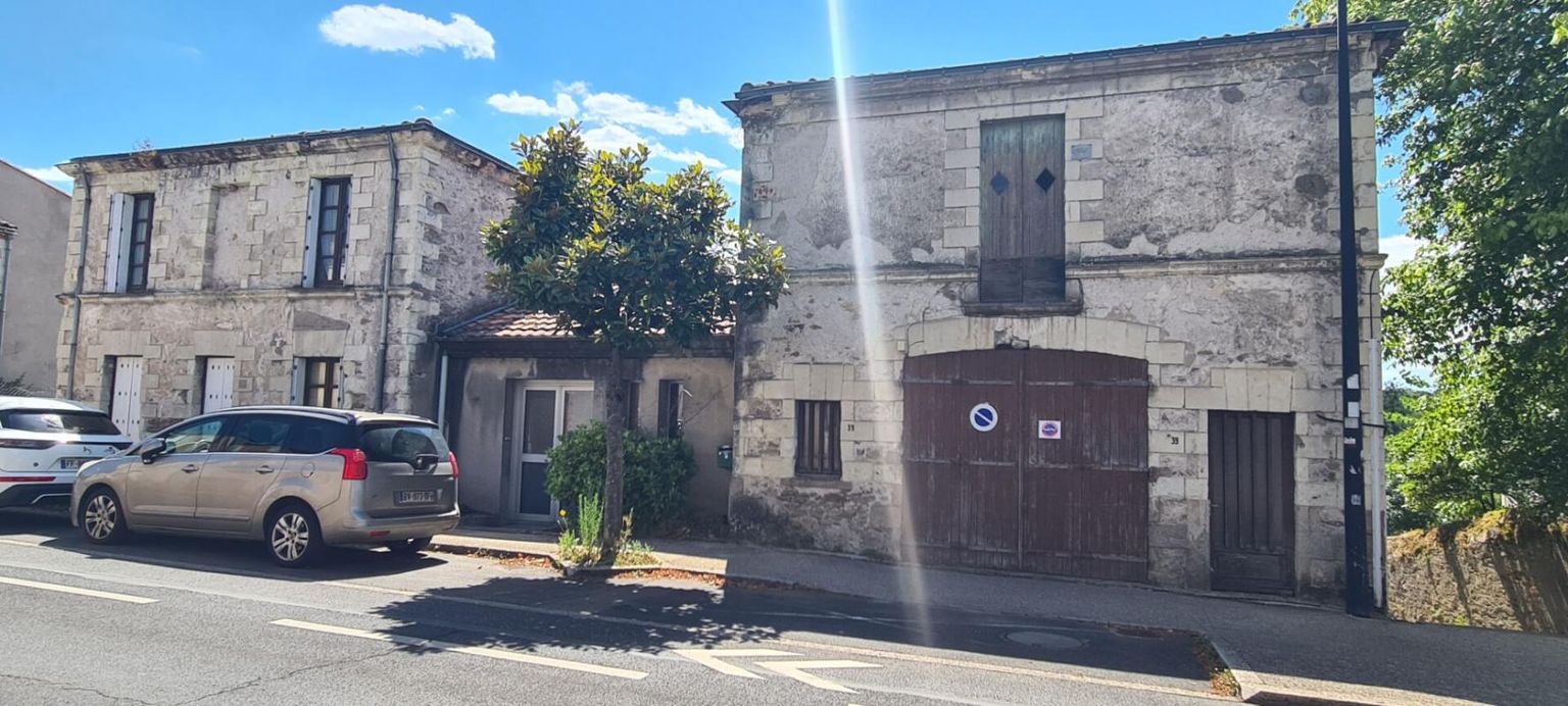 Maison Clisson 6 P . 130 M² . T 718 M² . 4 Chs . 1 Bureau . Garage double . Dépendances