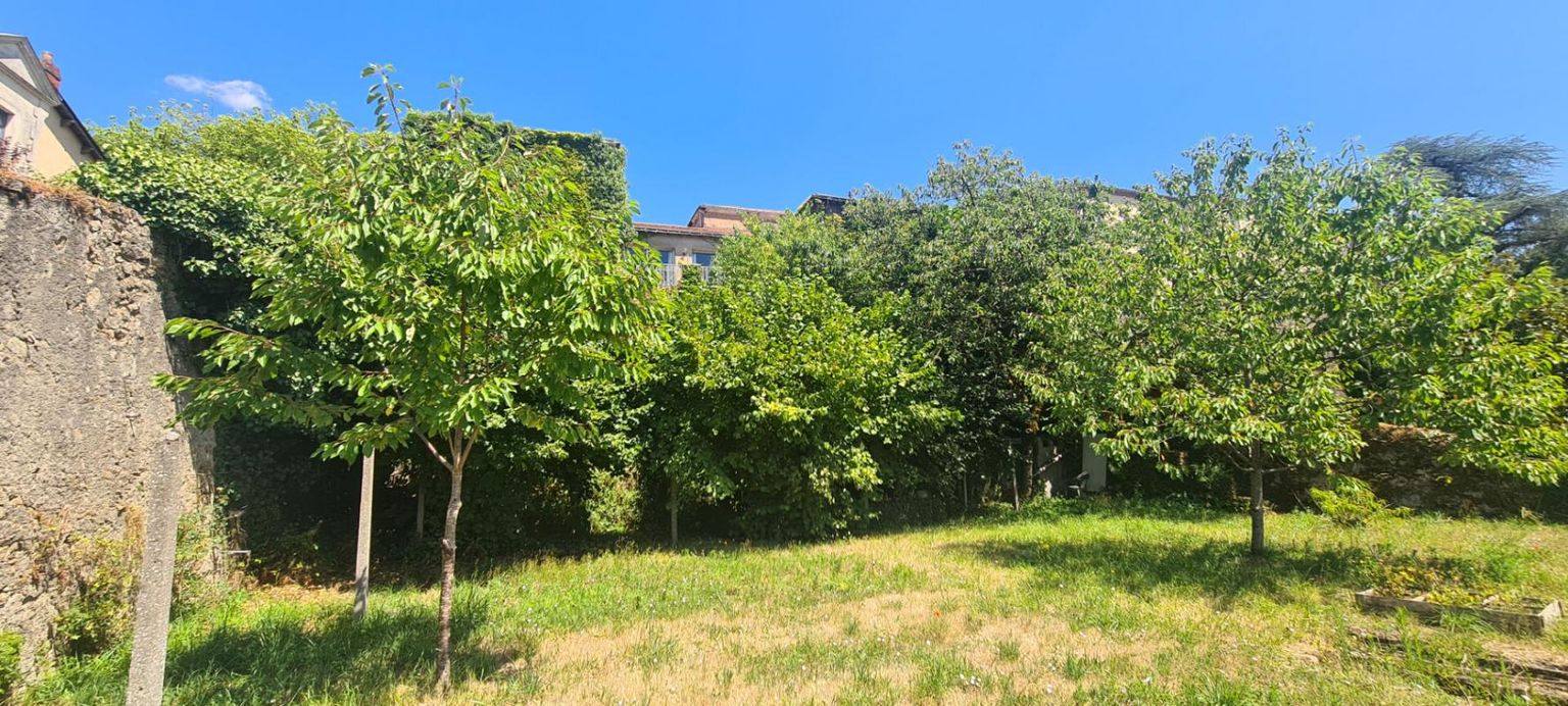 CLISSON Maison Clisson 6 P . 130 M² . T 718 M² . 4 Chs . 1 Bureau . Garage double . Dépendances 4