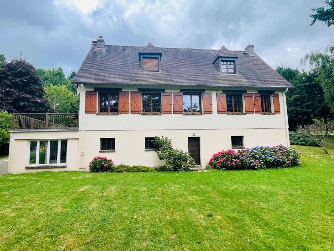 Superbe Maison dans résidence boisée St Prest 6 pièce(s) 185 m2, sous-sol total