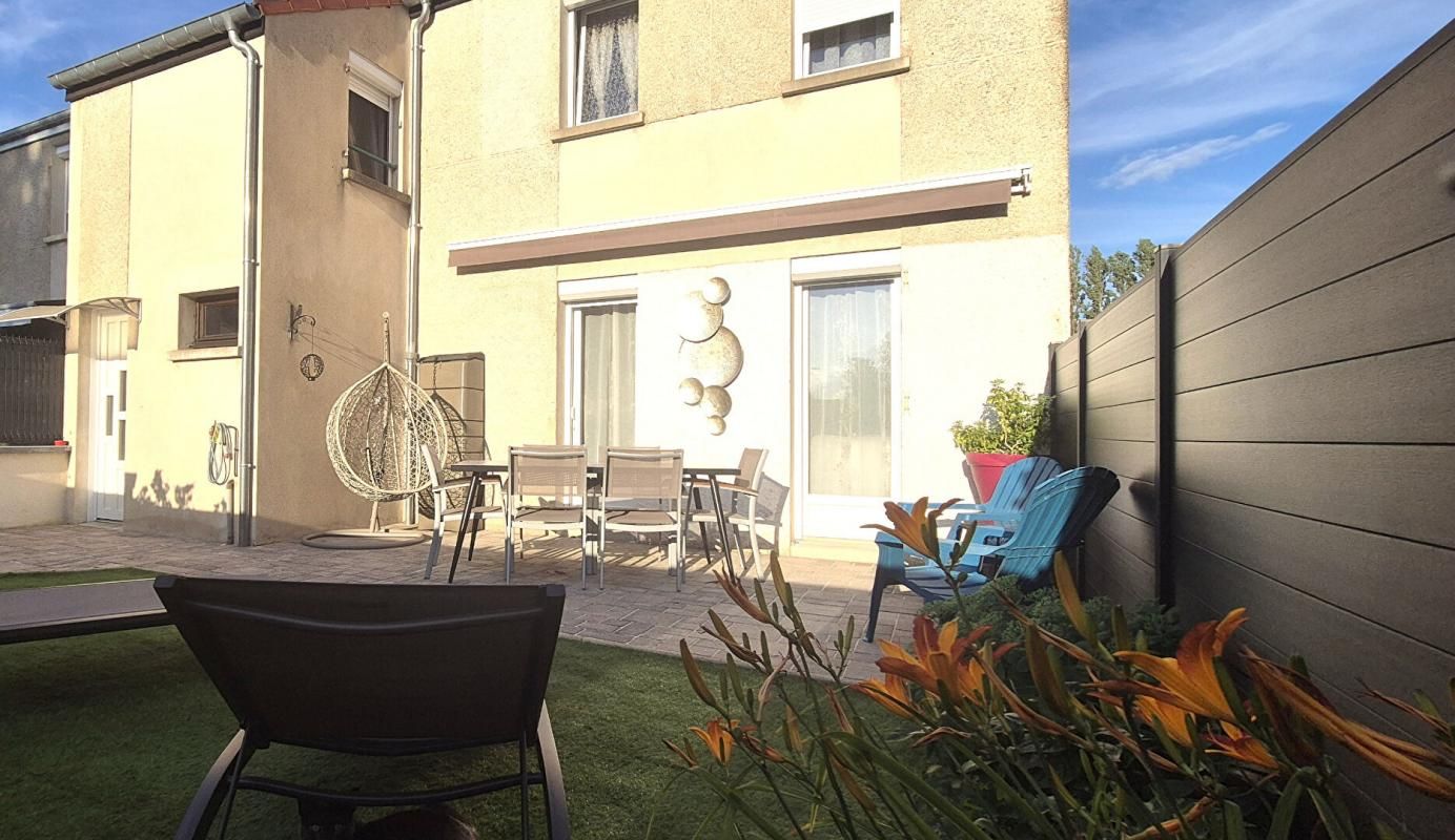SAINT-DIZIER Belle Maison Individuelle de 116 m² Rénovée avec Goût comprenant une Cour, Bureau, Buanderie, Réserve, Terrasse et un joli Terrain Clos et entretenu de 271 m² 1