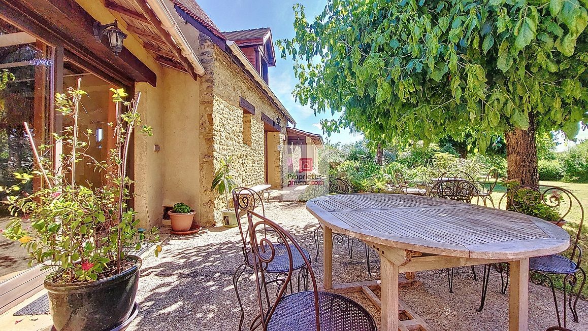 PLAZAC EXCLUSIVITE: A Plazac, ensemble de maisons totalisant 257m2. 6 chambres. 6 salles d'eau. Carport fermé 40 m2.. Jardin de 5000 m2 environ 1