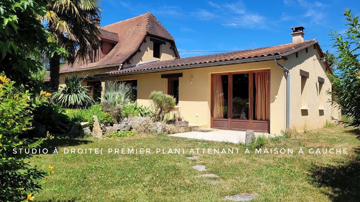 PLAZAC EXCLUSIVITE: A Plazac, ensemble de maisons totalisant 257m2. 6 chambres. 6 salles d'eau. Carport fermé 40 m2.. Jardin de 5000 m2 environ 2