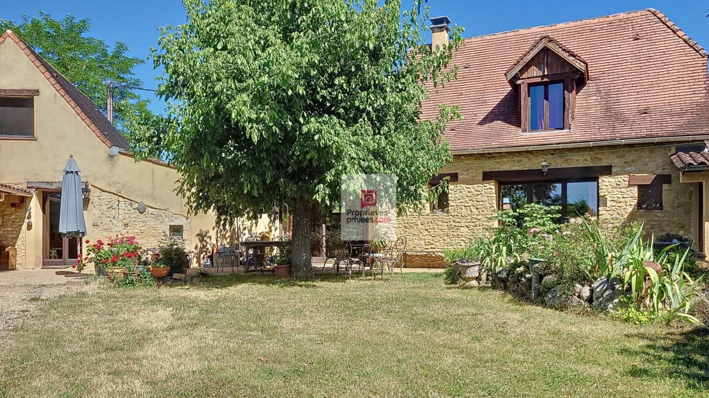 PLAZAC EXCLUSIVITE: A Plazac, ensemble de maisons totalisant 257m2. 6 chambres. 6 salles d'eau. Carport fermé 40 m2.. Jardin de 5000 m2 environ 3