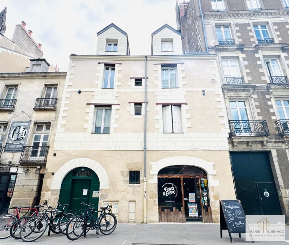 Studio en duplex hyper centre de Nantes vendu avec cave et locataire en place