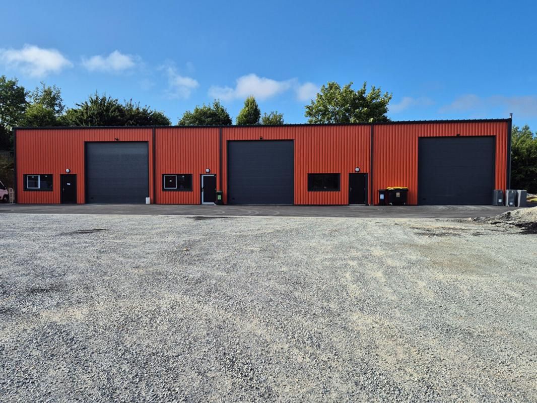 LOCAL RECENT de 195 m2 au sol dans le Morbihan - (14 km de Lorient - 10 min de Plouay)