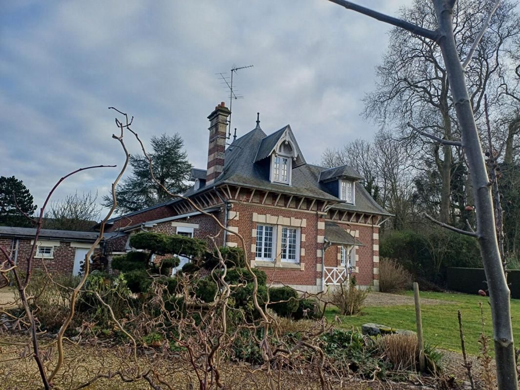 NOYON PROPRIETE avec parc arboré et piscine 1