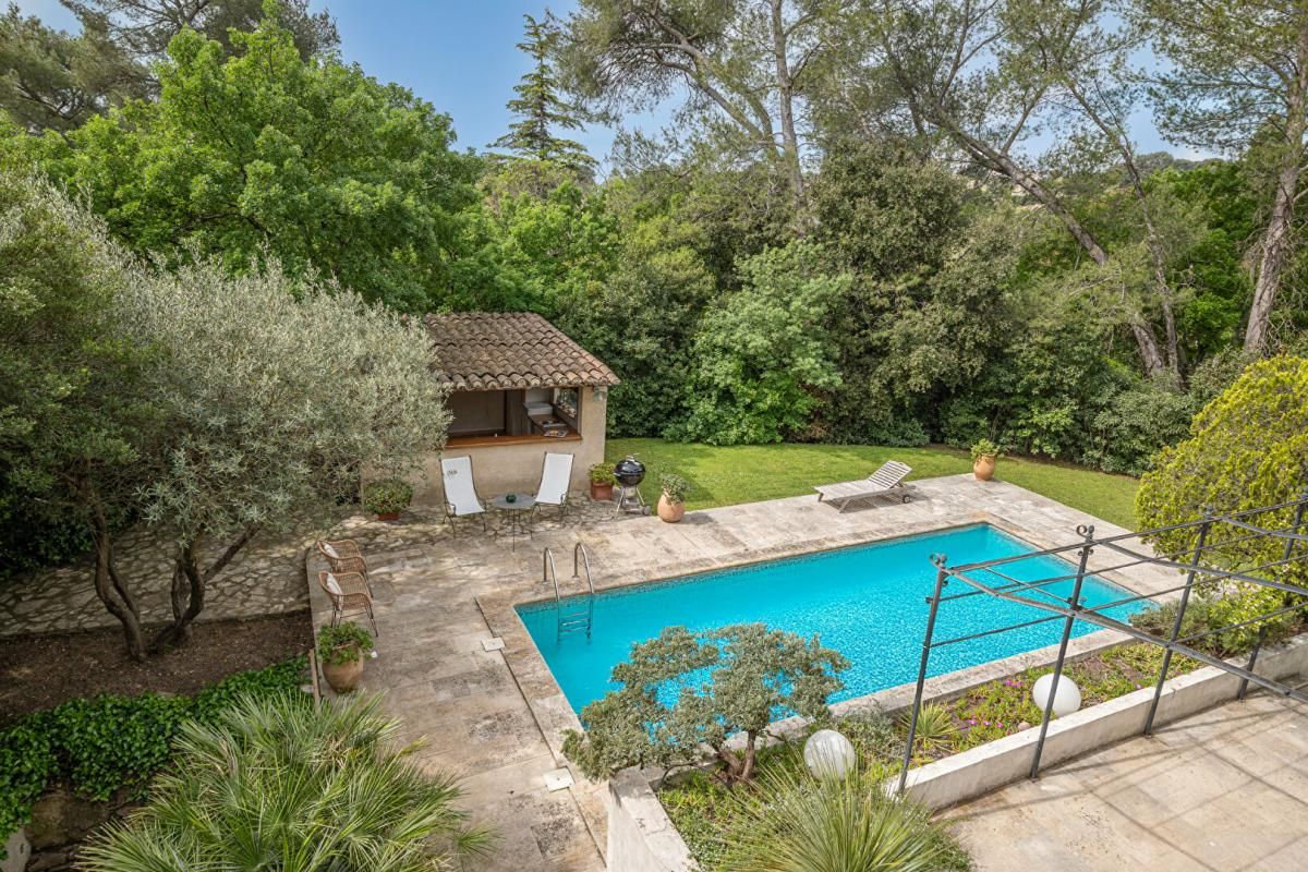 NIMES Villa d'Architecte de 182 m2 avec Piscine et Jardin Paysager ( Trambus immédiat) 1