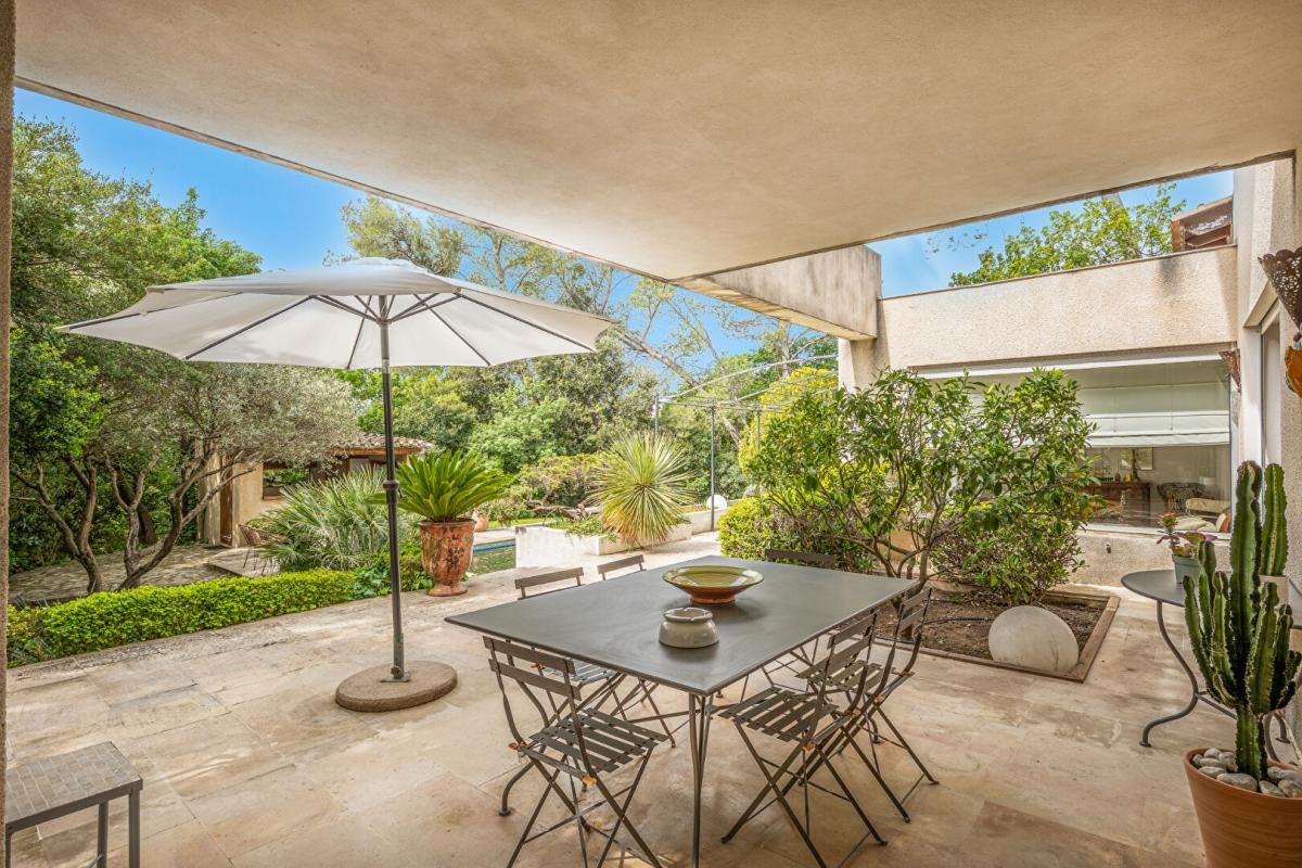 NIMES Villa d'Architecte de 182 m2 avec Piscine et Jardin Paysager ( Trambus immédiat) 2