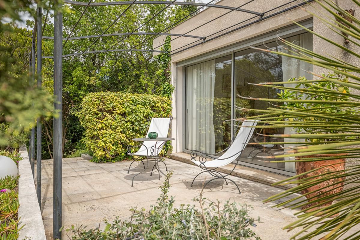NIMES Villa d'Architecte de 182 m2 avec Piscine et Jardin Paysager ( Trambus immédiat) 4