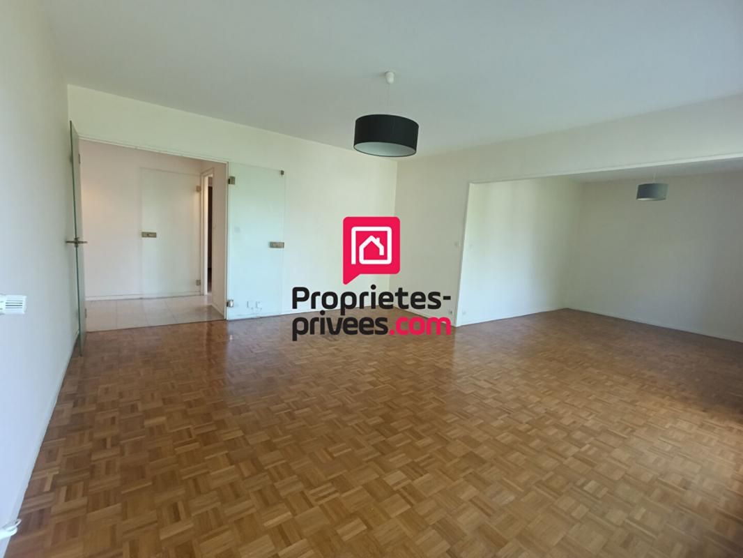 BESANCON BESANCON-Secteur Viotte. Bel appartement 4 pièces 83 m2 dans Résidence de standing avec ascenseur, deux grands balcons, Garage et Cave .Quartier très prisé ! 3