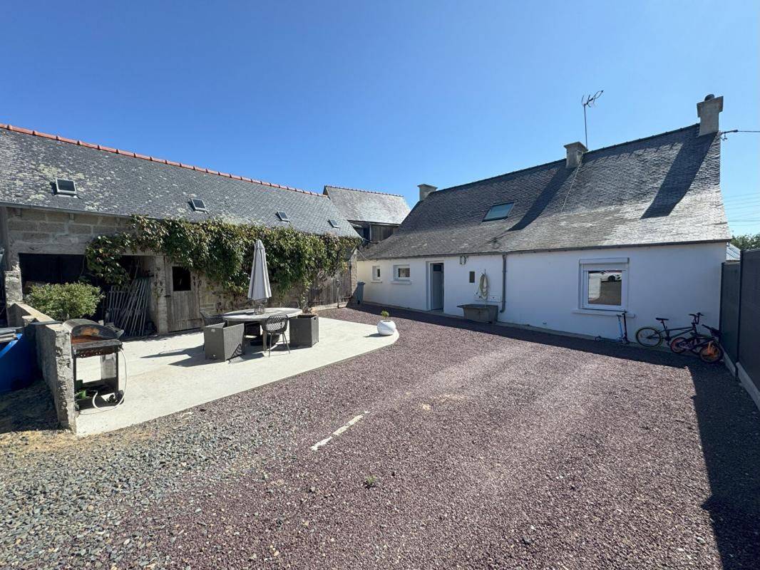PLEUBIAN Exclusivité : Maison rénovée ,6 pièces , 3 chambres , Suite parentale , Plain-pied possible , Jardin , Garage , Dépendances Pleubian ,Proche mer et commerces 2
