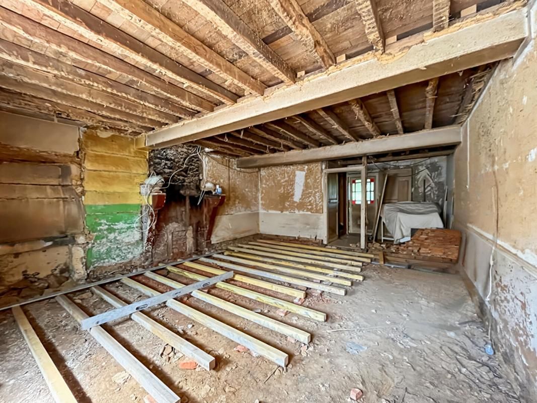 EXCLUSIVITÉ  CORPS DE FERME À RÉINVENTER A SAINT-PIERRE-SUR-VENCE