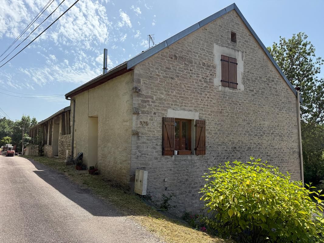GRENANT-LES-SOMBERNON Maison ancienne 71 m2 louée avec grange attenante de 147 m2 1