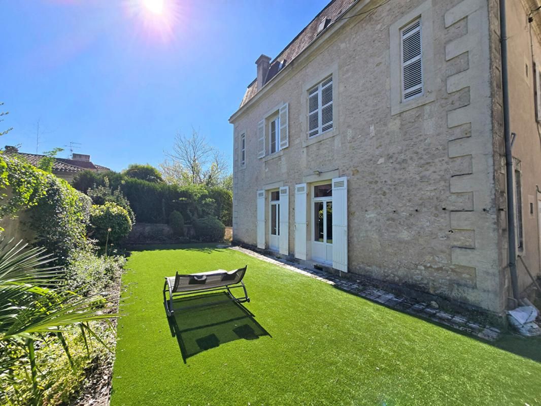 PERIGUEUX Maison de ville de type 8, jardin privatif, caves et quatre garages 1