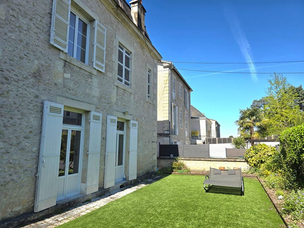 PERIGUEUX Maison de ville de type 8, jardin privatif, caves et quatre garages 2