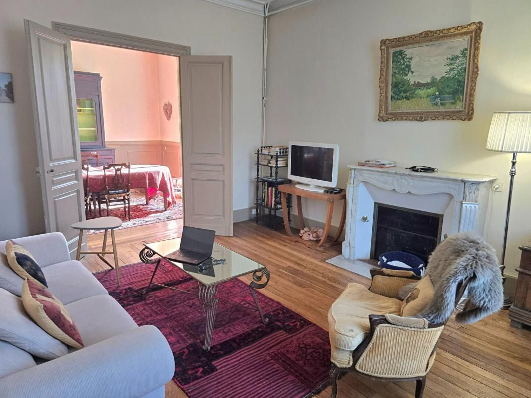 PERIGUEUX Maison de ville de type 8, jardin privatif, caves et quatre garages 3