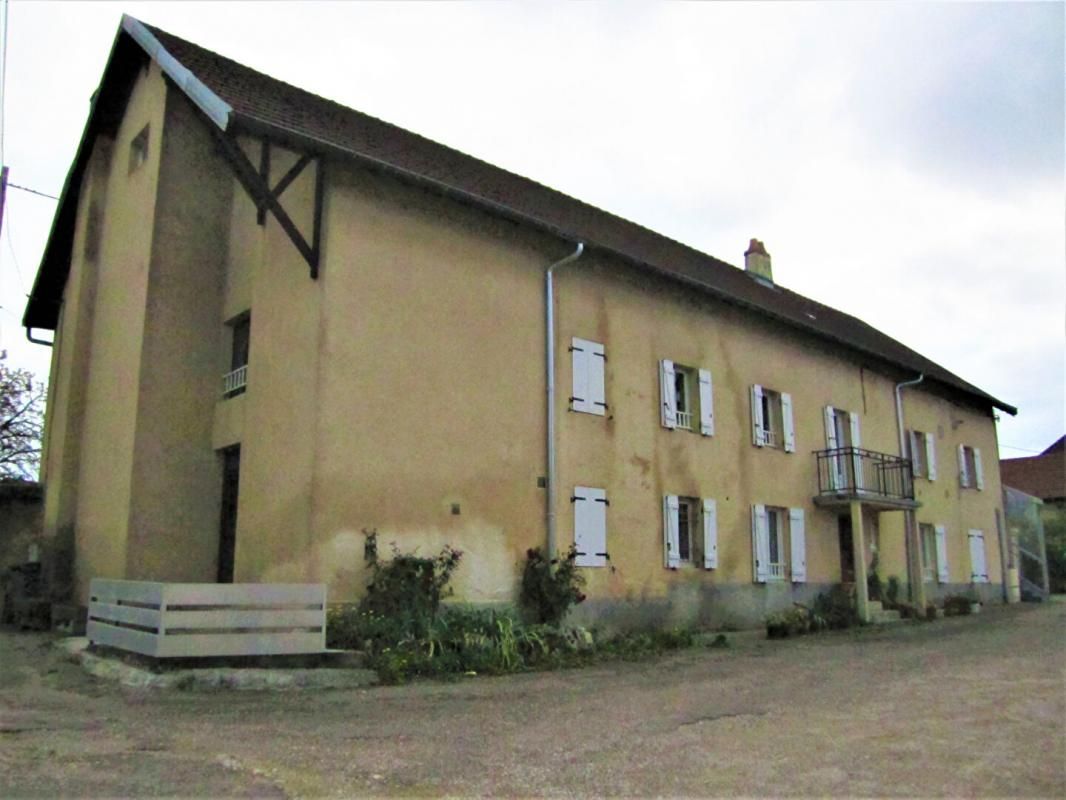 VESOUL Immeuble de 430 m2 habitables composé de 4 appartements à Vesoul 70000 au prix de 209 000 Euros 1