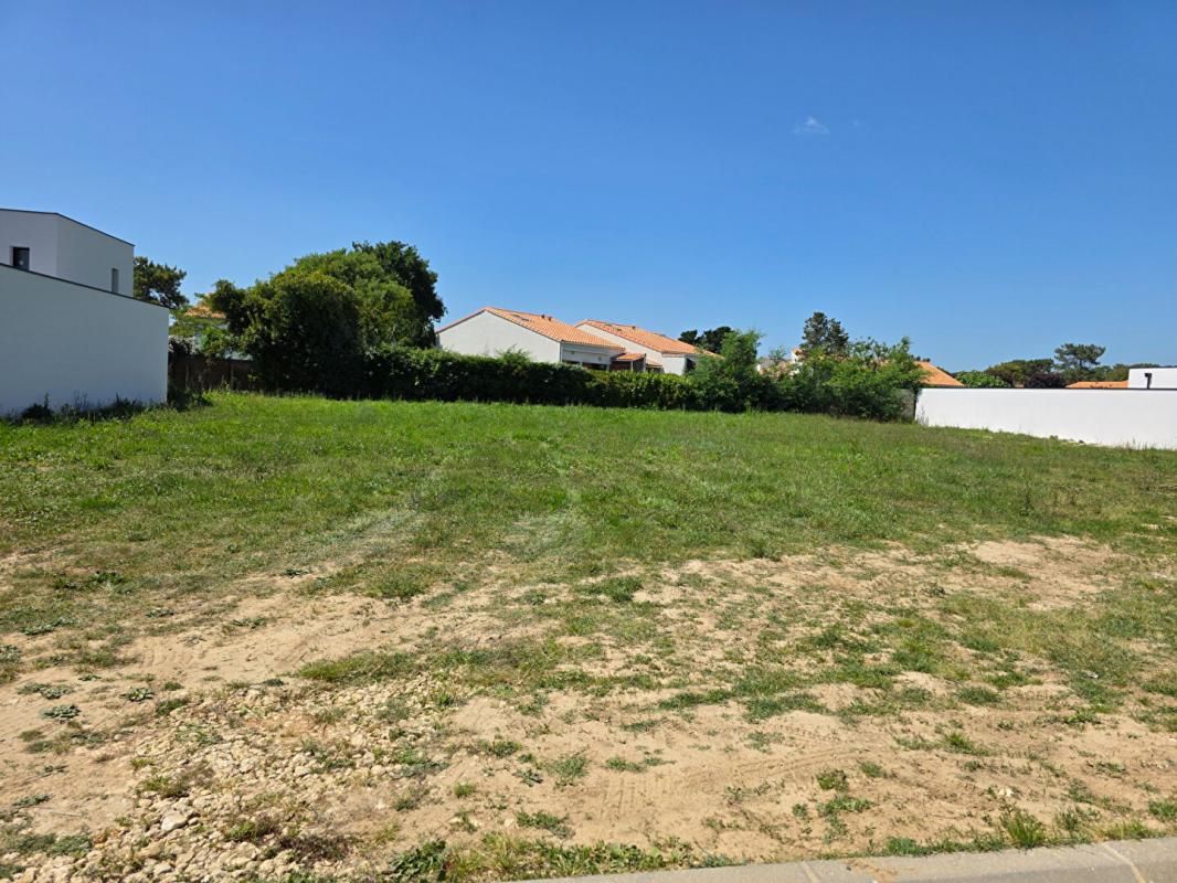 SAINT-PALAIS-SUR-MER Rare Terrain viabilisé 618 m2 1