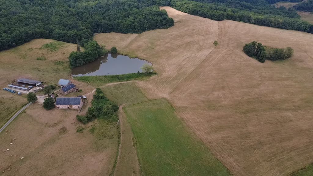 VILLAC Maison avec grange, stabulation et étang sur 59 hectares de terrain d'un seul tenant 3