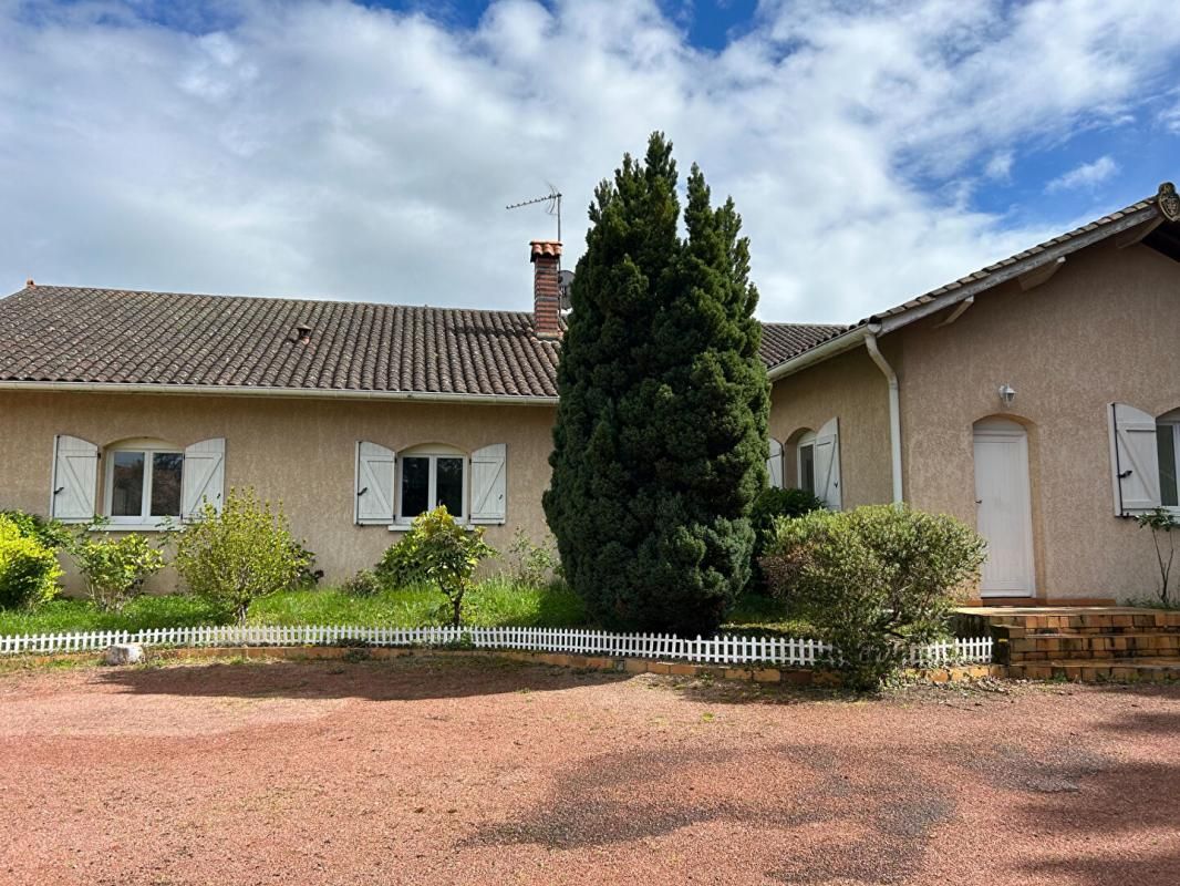 SAINT-ALBAN-LES-EAUX Maison Maison familiale de 210 m² avec grand terrain Proche Roanne 2