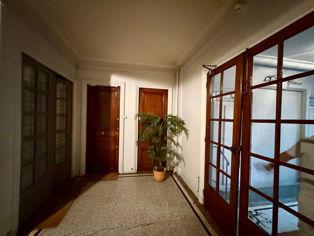 Rue Caulaincourt quatre pièces de 70 m² Rez-de-chaussée