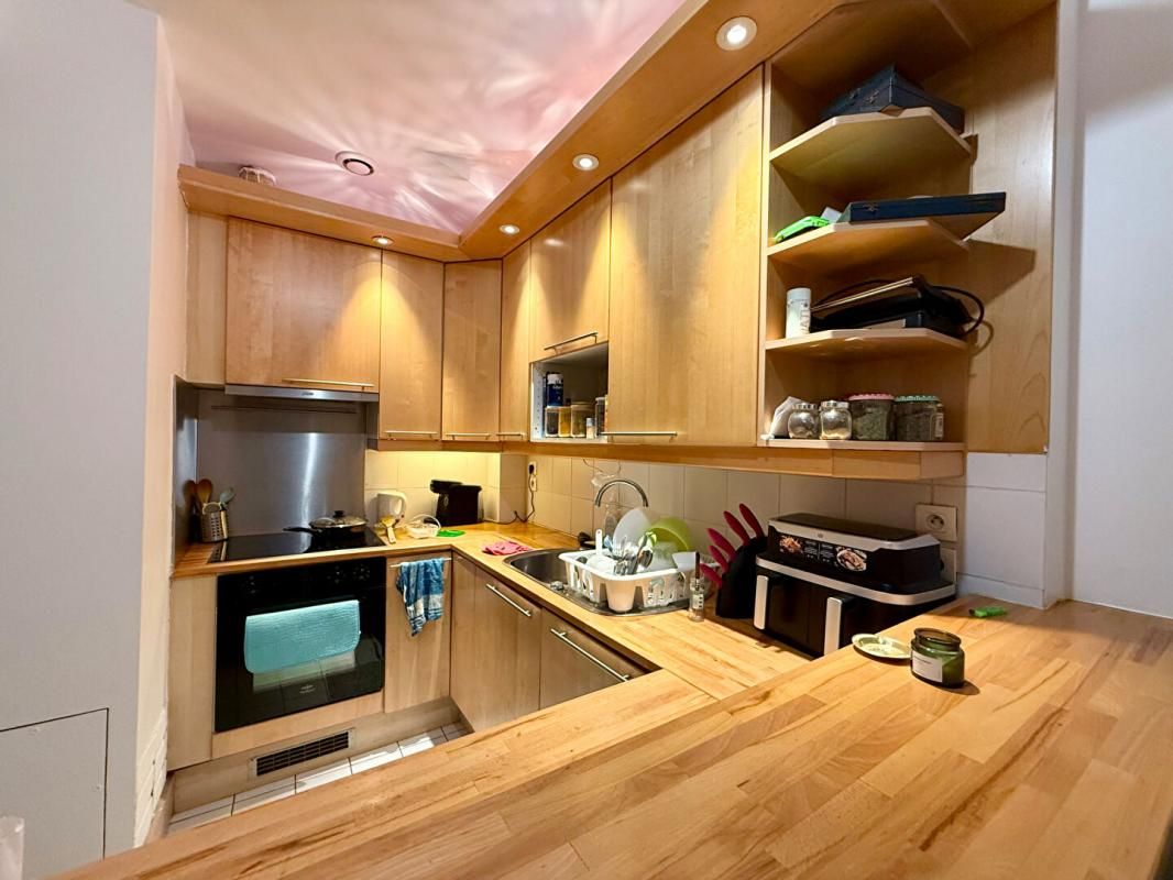 PARIS-18E-ARRONDISSEMENT Rue Caulaincourt quatre pièces de 70 m² Rez-de-chaussée 3