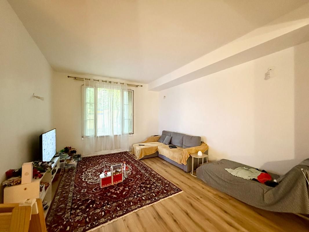 PARIS-18E-ARRONDISSEMENT Rue Caulaincourt quatre pièces de 70 m² Rez-de-chaussée 4