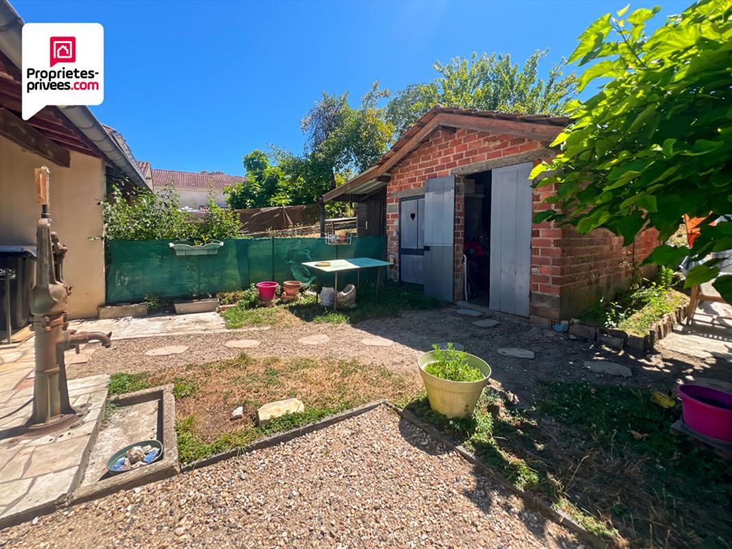AUROS Immeuble composé de 3 lots - jardin et garages 2