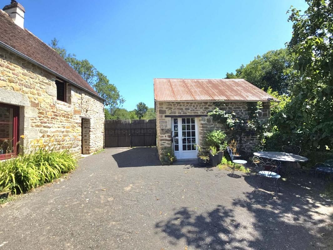LA LANDE-DE-GOULT La-Lande-De-Goult 61320 Longère en pierre 112 m² terrain 30.200 m² 2