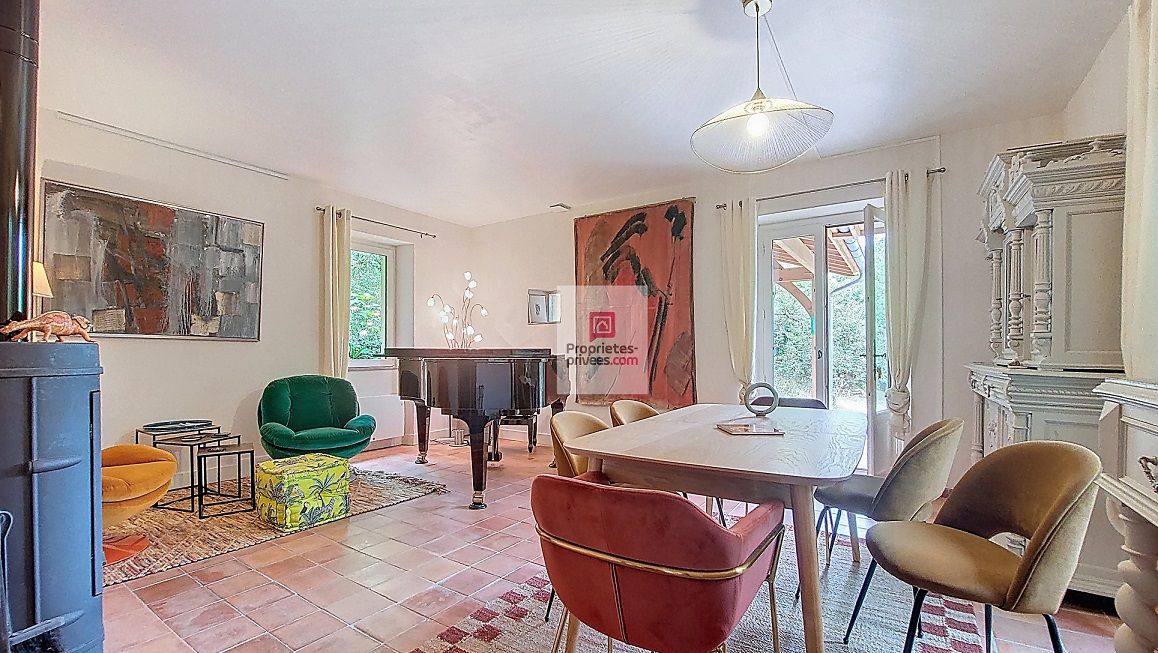 PLAZAC Charmante maison en pierre apparente. 2 Chambres et bureau. Belle terrasse couverte. Jardin arboré 2023m2 3