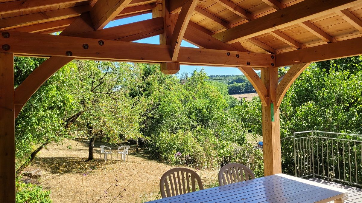 PLAZAC Charmante maison en pierre apparente. 2 Chambres et bureau. Belle terrasse couverte. Jardin arboré 2023m2 4